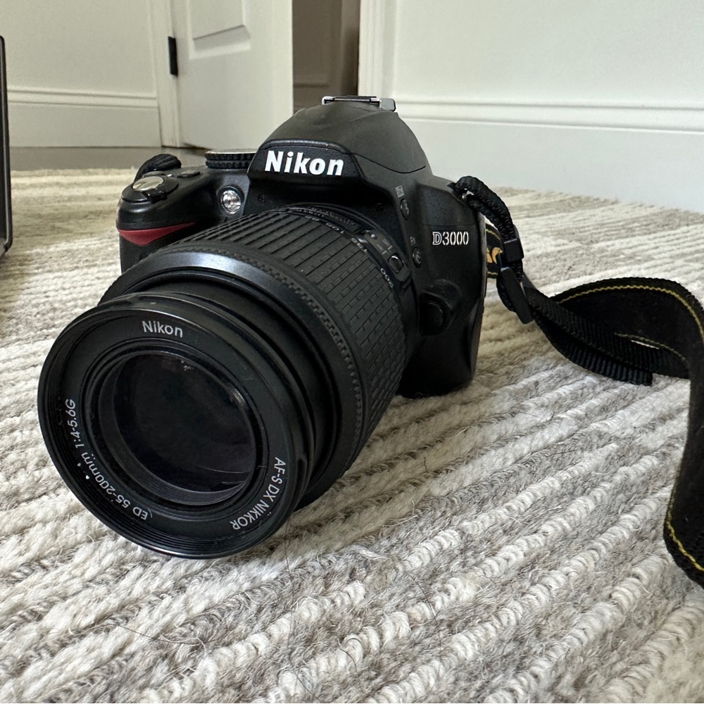 Nikon d3000 / 1 body - 2 lenses